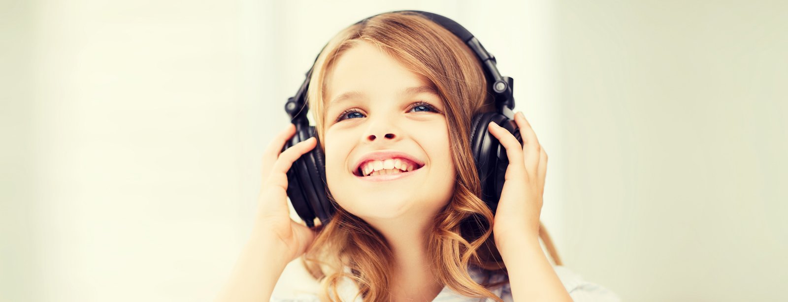 Девочка слушает музыку
